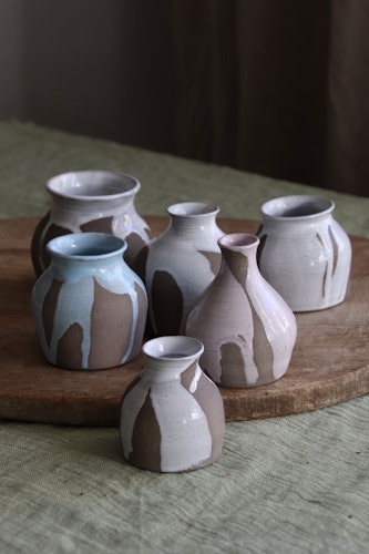 Vaser i grå lera med rinn