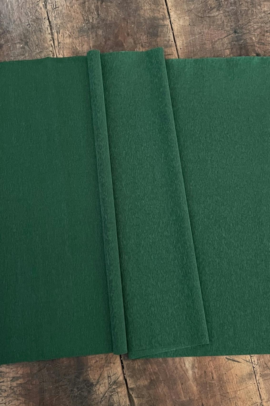 Kräppapper 90 g i nyansen mörkgrön (369) från Ljuva Drömmar.