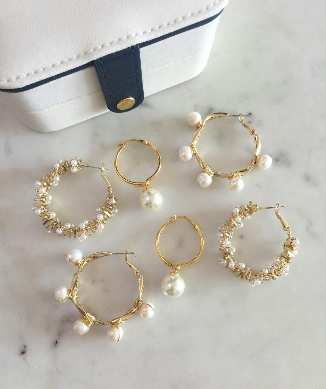 Loop earrings with pearl