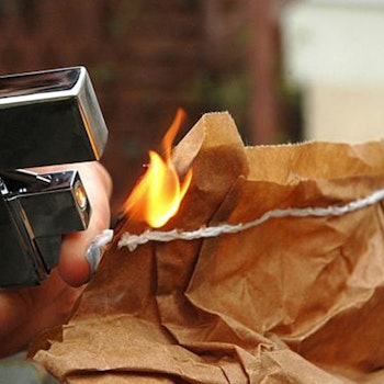 True Utility Lighter – Den ultimata stormsäkra tändaren!