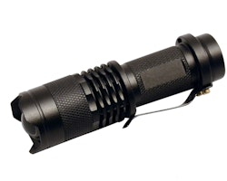En mini LED ficklampa med justerbar ljuskägla.
