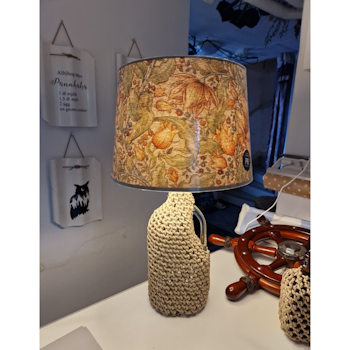 Lampa med mönstrad skärm