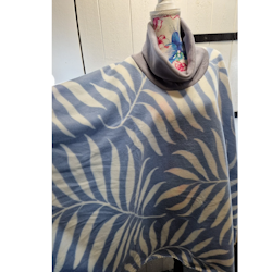 Poncho löv blå med grå krage