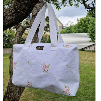 Mellan necessär småblommor