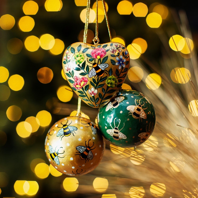 Julgranskula med bin – grön - Edmans Bigårdar – Honung, bi-smycken, ljus,  tvål och andra fina biprod