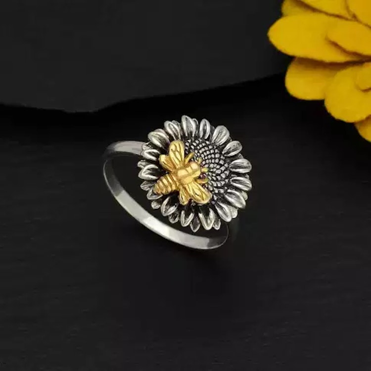 Ring – Silversolros med bronsbi