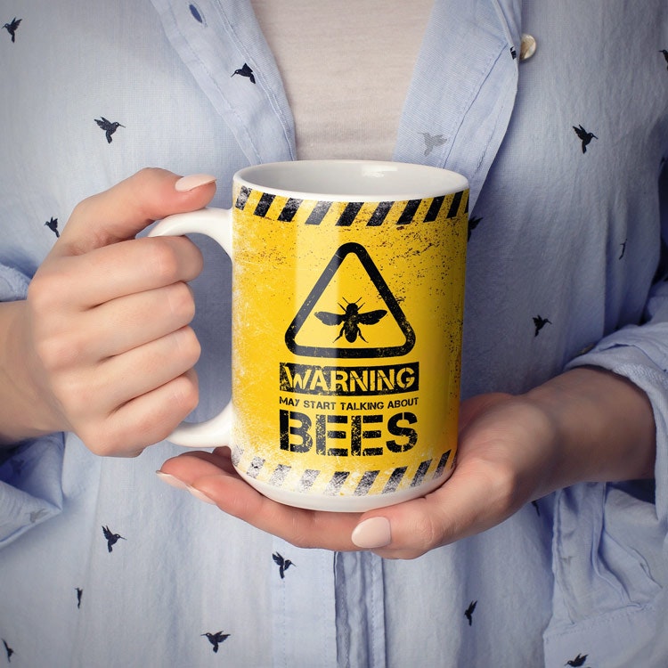 Mugg, "XL" vit – Warning May start talking about bees