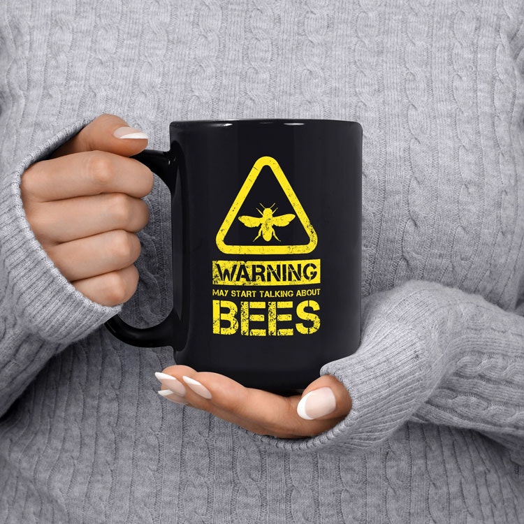 Mugg, "XL" svart – Warning May start talking about bees