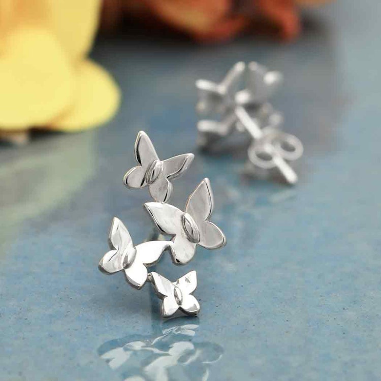 Bild på silverörhängen med fyra fjärilar på varje.
