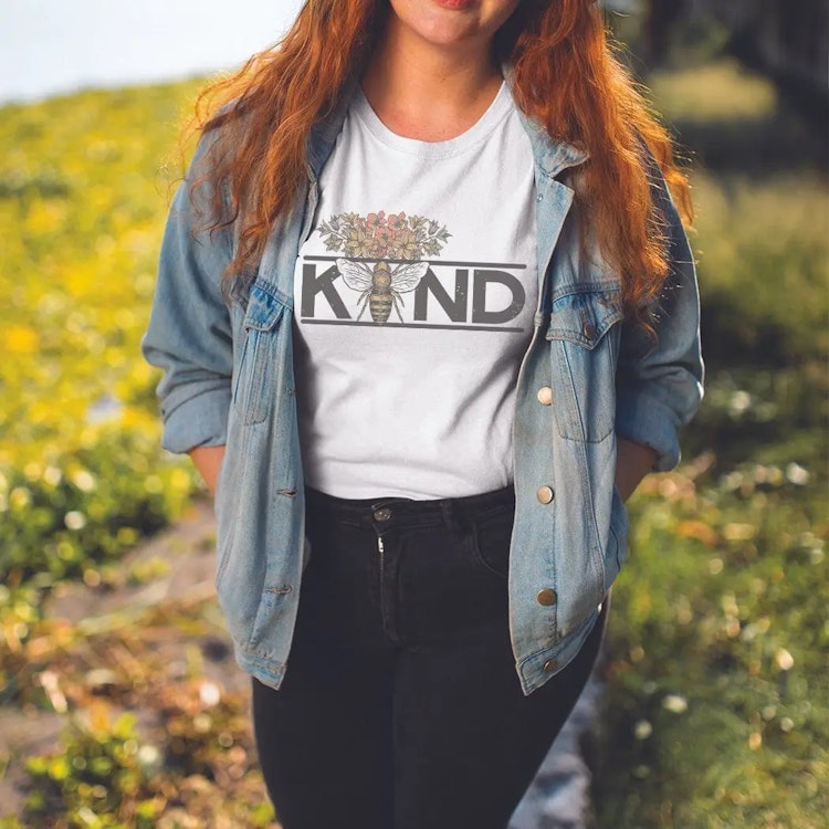 T-shirt – Bee Kind
