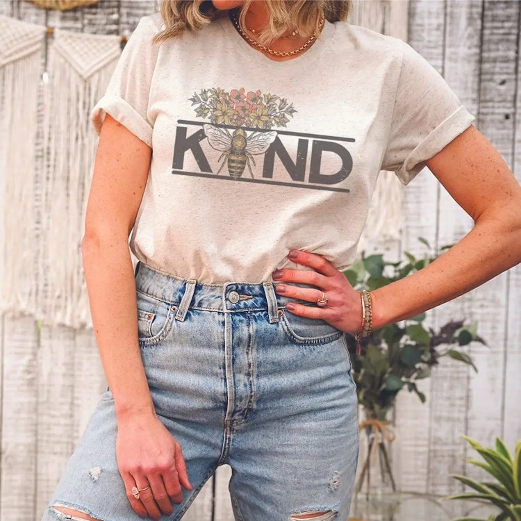 T-shirt – Bee Kind