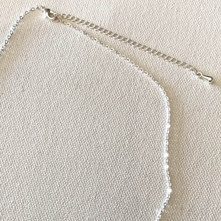 Halsband – Emaljerat bi med kubisk zirkonia på platta