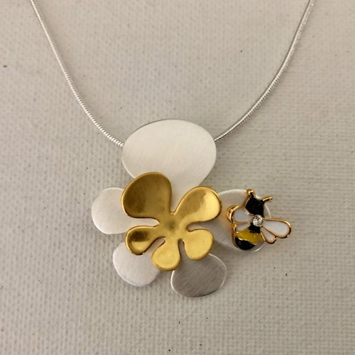 Halsband – Emaljerat bi med kubisk zirkonia på mod flower