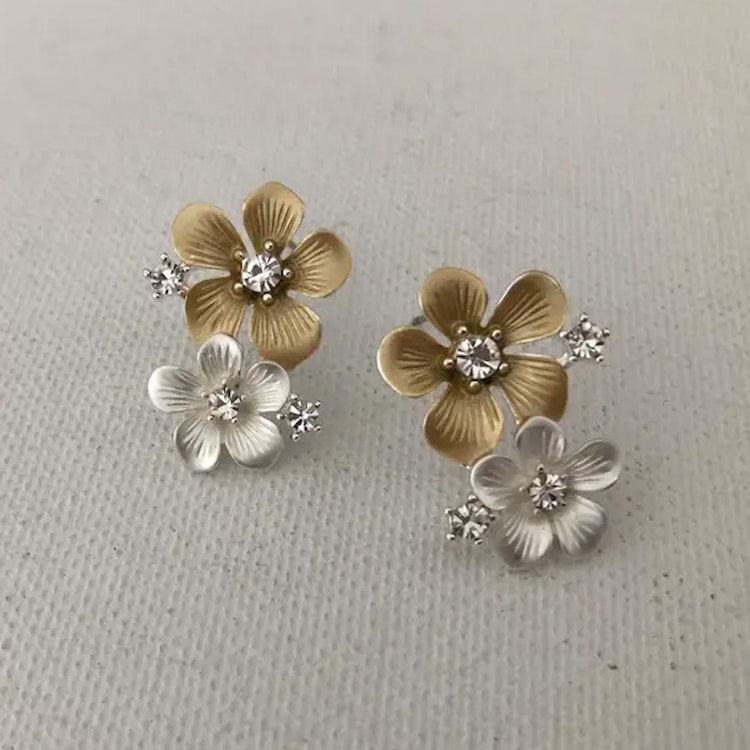 Örhängen –  Två blommor i guld- & silverton