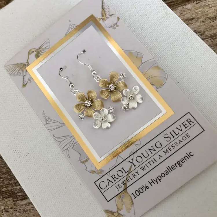 Örhängen – Två blommor i guld- & silverton på krok