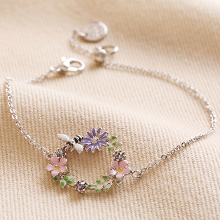 Bild på ett armband med en blomsterkrans med ett litet bi – silver