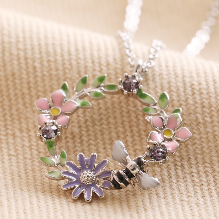 Bild på ett halsband med en blomsterkrans med ett litet bi – silver