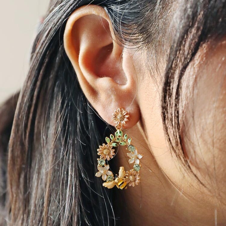 Örhängen – Bi på droppformad blomsterkrans