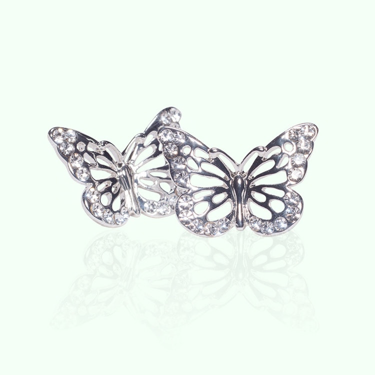 Örhängen – Fjäril i silverfärg med kubisk zirkonia