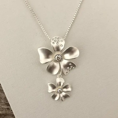Halsband – Matt silverfärgade blommor med kubisk zirkonia