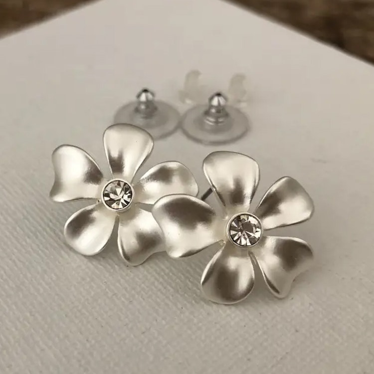 Örhängen –  Matt silverfärgad blomma med kubisk zirkonia