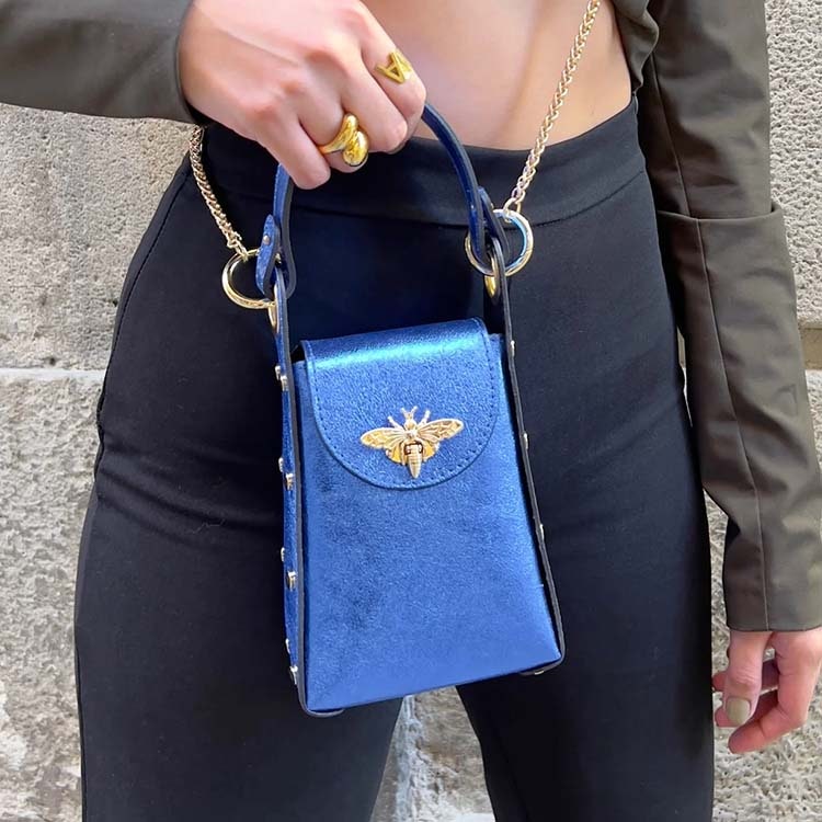 Handväska – The Bee Bag, blå metallic