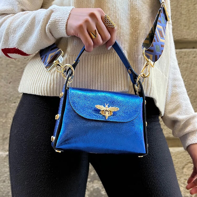 Handväska – L´abeille Bag, blå metallic - Edmans Bigårdar – Honung,  bi-smycken, ljus, tvål och andra fina biprod