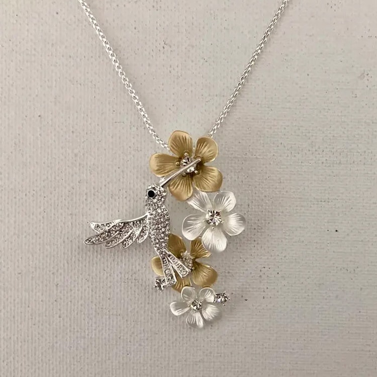 Halsband – Blommor i guld- & silverton med gnistrande kolibri