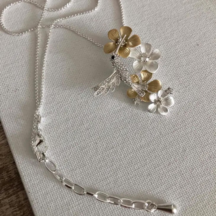 Halsband – Blommor i guld- & silverton med gnistrande kolibri