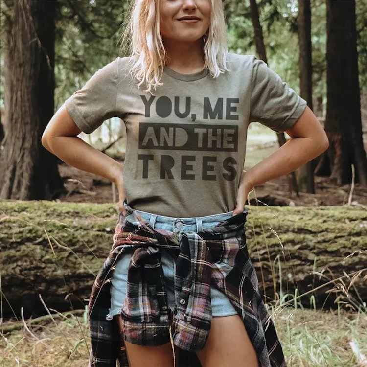 Bild på en t-shirt med trycket "You, Me and the Trees"