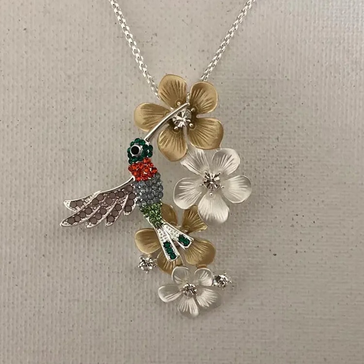 Halsband – Blommor i guld- & silverton med kulört kolibri