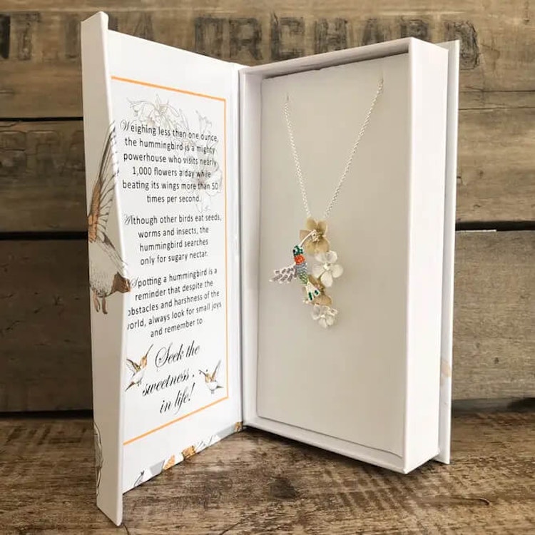 Halsband – Blommor i guld- & silverton med kulört kolibri
