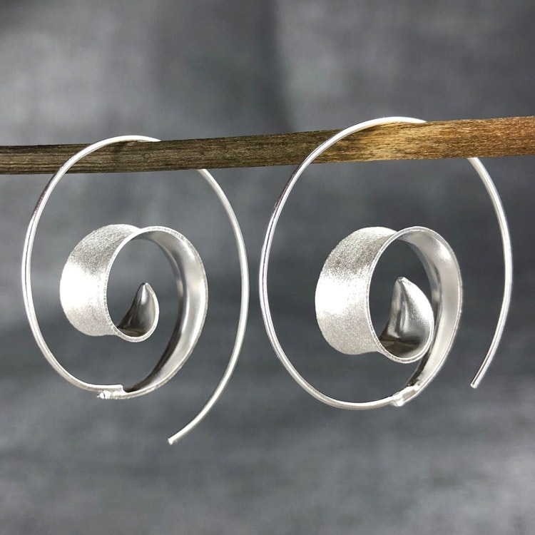 Bild på spiralformad örhängen i silver