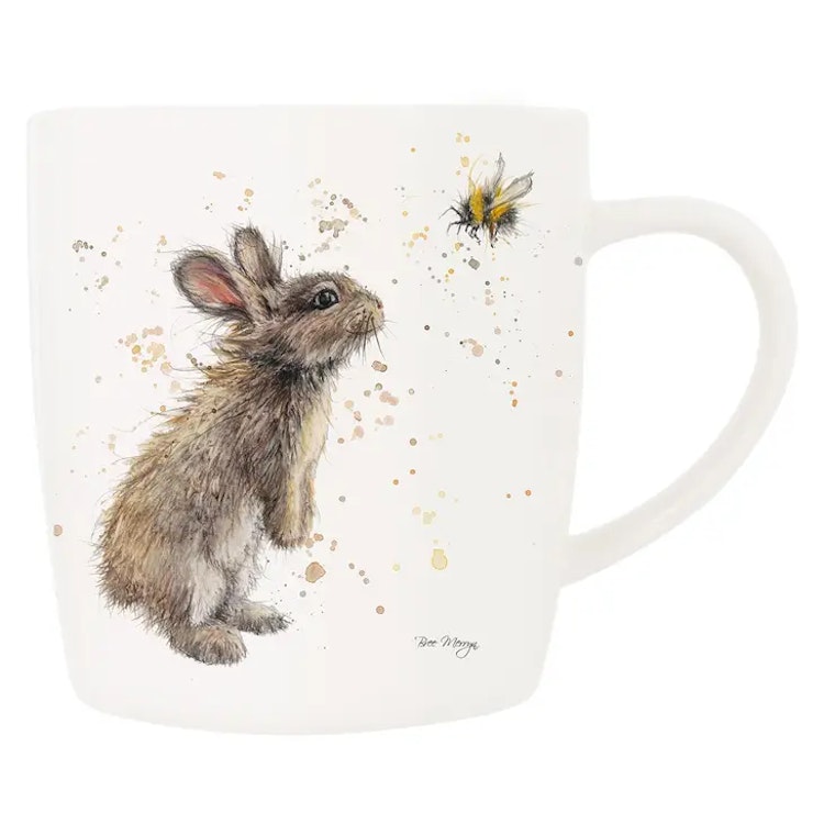 Bild på en mugg med motiv av Bree Merryn som föreställer en humla och en kanin.
