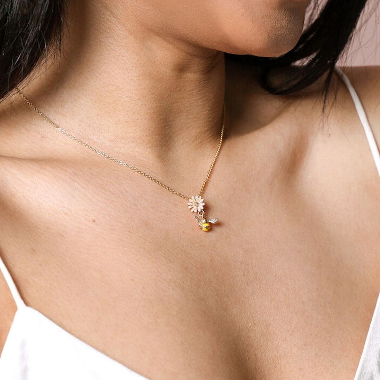 Halsband – Gult bi & rosa blomma