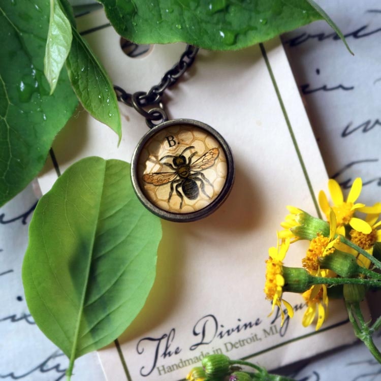 Halsband, dubbelsidig berlock – B.