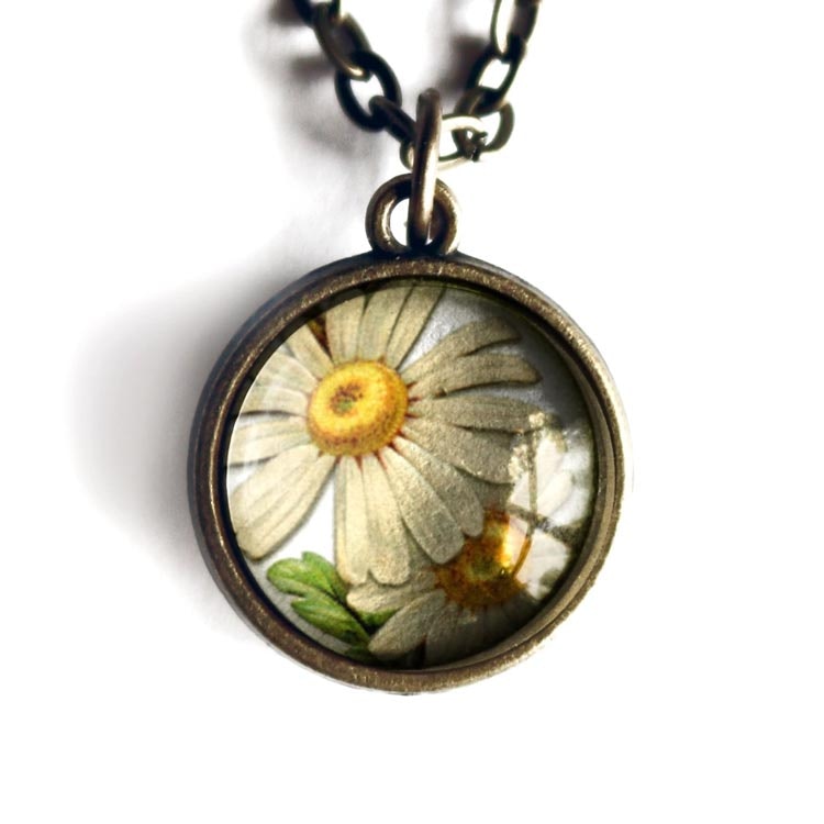 Bild på ett vintageinspirerat halsband i mässing med en illustration av prästkragar