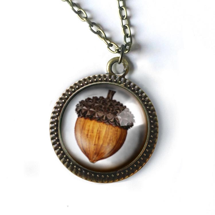 Bild på ett vintageinspirerat halsband med en illustration av ett ekollon.