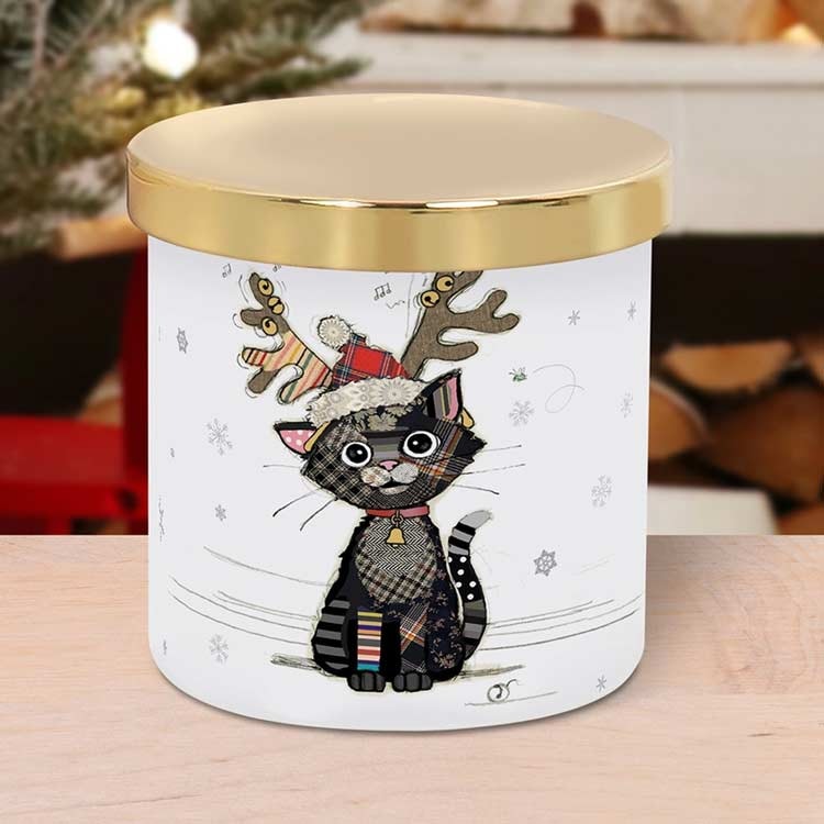 Doftljus med en illustration av en kattunge med tomteluva på.