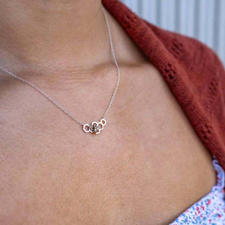 Halsband – Vaxkaka med bronsbi på kedja, silver