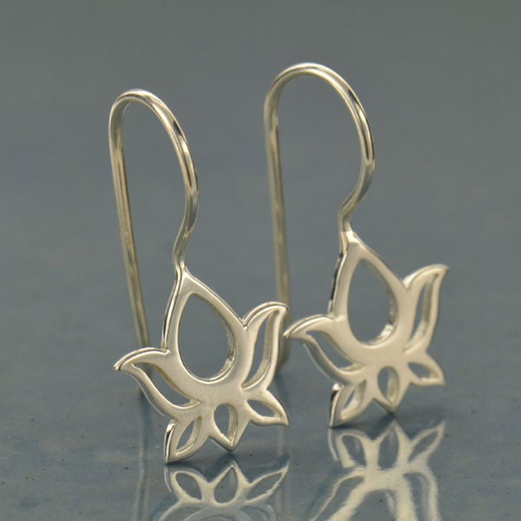 Örhängen – Lotus på krok, silver