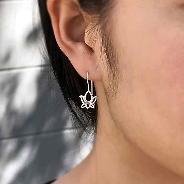 Örhängen – Lotus på krok, silver