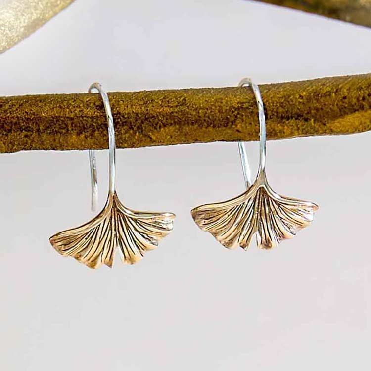 Bronsörhängen i form av hängande ginkgoblad. Krokarna är tillverkade av silver.