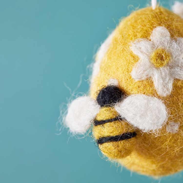 Påskpynt – Tovat ägg med blommönster & bin