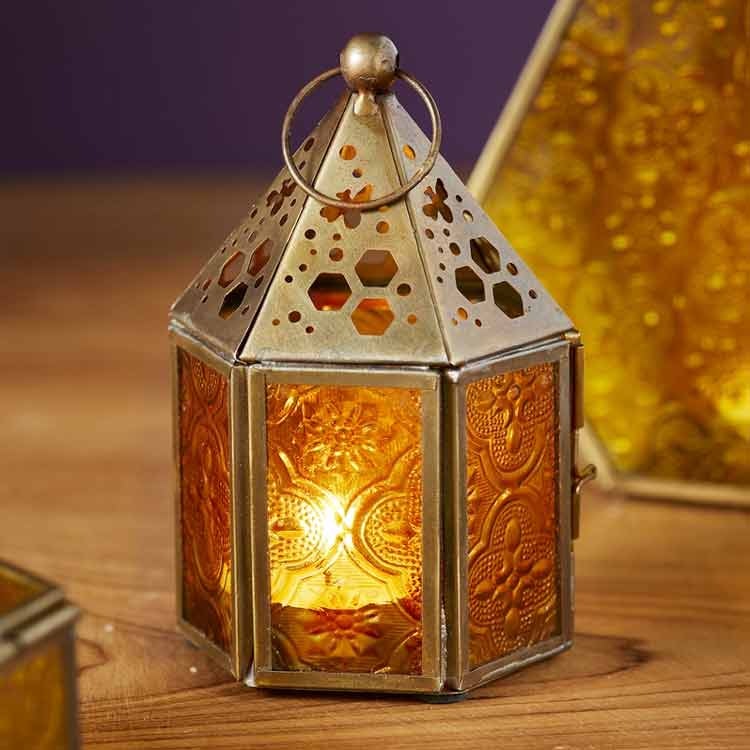 Bild på en liten hexagonformad ljuslykta med honungsgula glaspartier.