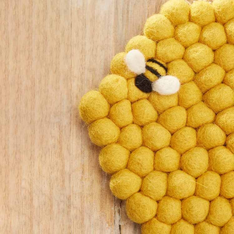 Grytunderlägg i filt – Hexagon med bi