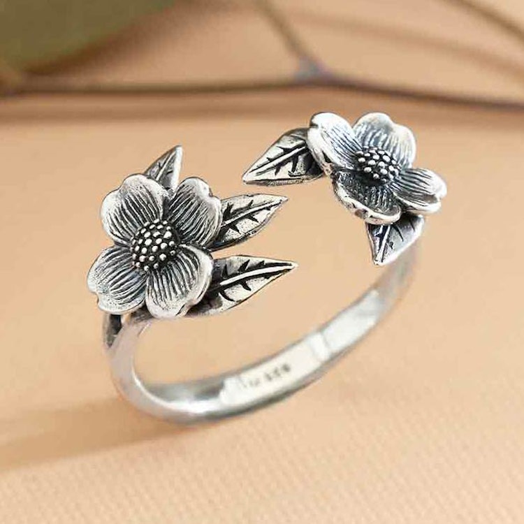 Justerbar ring i silver med två kornellblommor.