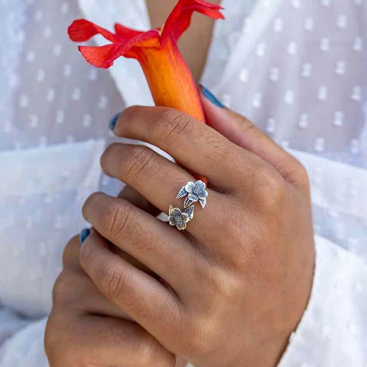 Ring – Två kornellblommor, silver