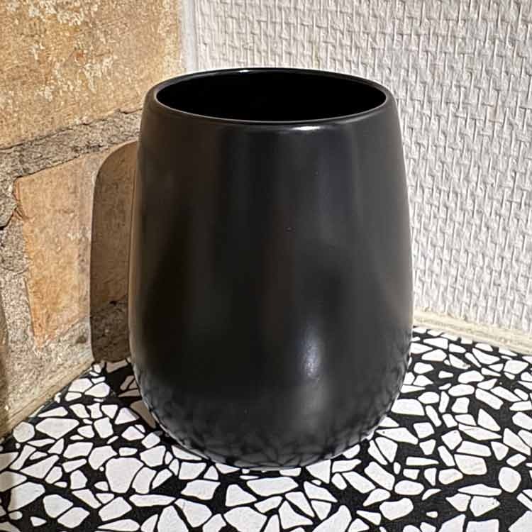 Svart mugg utan öra till kaffe eller te.