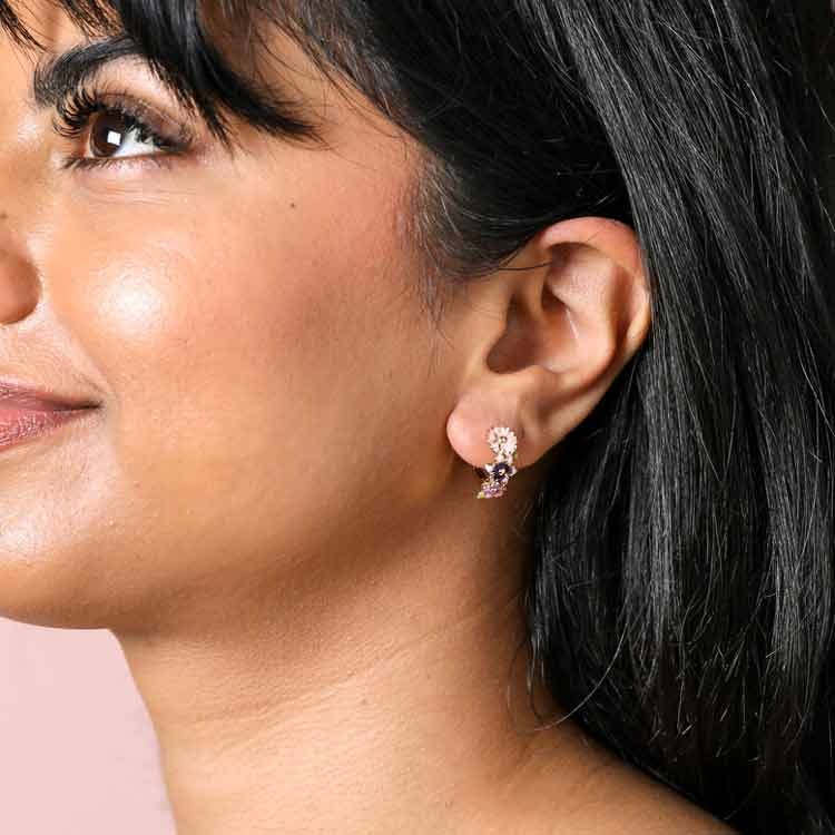Örhängen – Blommiga huggie hoops – rosa, vit & lila